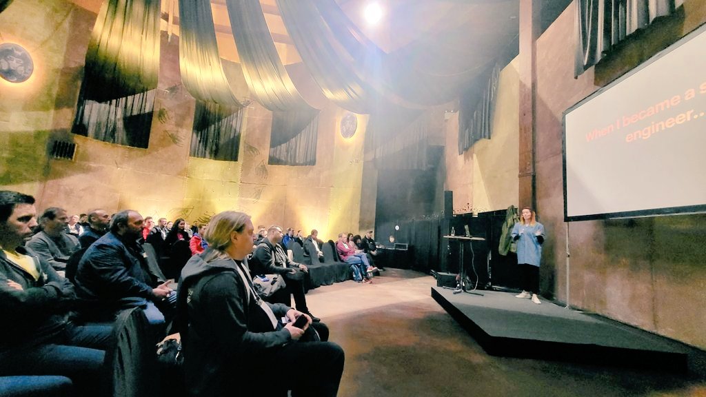 wolkencode's tweet image. Full house at @KellyJille86 &apos;s talk ✨Be ‘Mr. Miyagi’ or find one! A talk about the power of mentoring✨ at @JavaLandConf &amp;amp; packed with so much valuable nudges about mentoring 🙌🏻 
#javaland2023 #womenAtJavaland