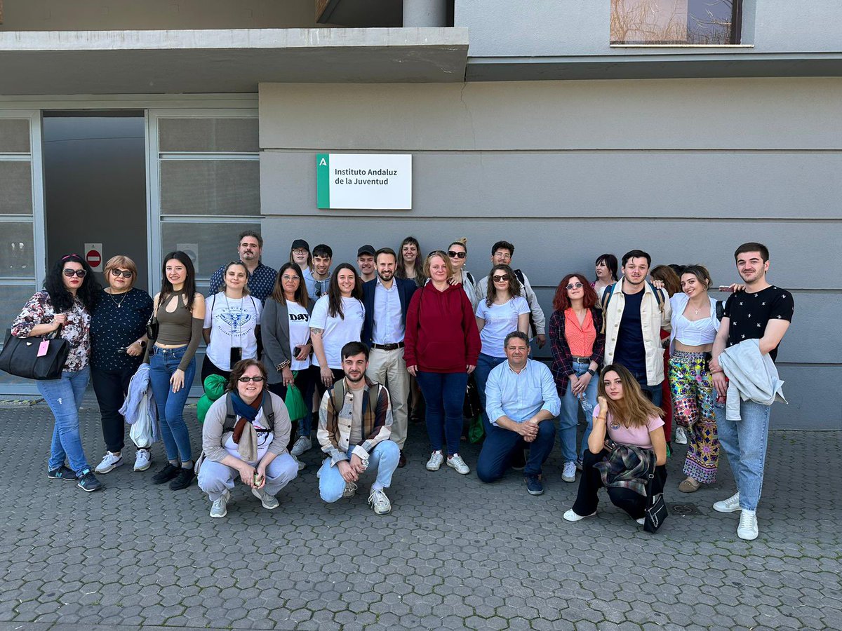 IAJuventud's tweet photo. Recibimos a un grupo de 25 jóvenes que forman parte de un intercambio, con motivo de la acogida de proyectos @EUErasmusPlus "Estrategias para el trabajo juvenil en zonas rurales" 🌍
El director del #IAJ, @corrales_cm, junto al asesor @ChemaValencina les acoge en el #IAJSevilla https://t.co/umPlQQaLoh