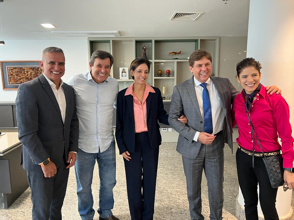 ClecioAlvesGO's tweet photo. Discuti hoje sobre o Memorial Iris Rezende Machado com as filhas de Iris e o Secretário de Cultura Municipal. Escolhemos a Casa de Vidros para abrigar o Memorial e registrar a história e cultura de Goiânia, traduzida pelo trabalho de Iris Rezende. https://t.co/X6YQ4zZaBu