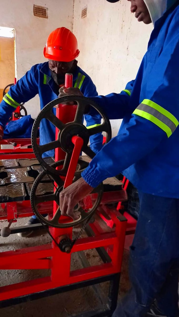 BuildworksS's tweet image. We have manual vibrating machines that can make 50+ quality concrete products without electricity or fuel. We also make manual crushing machines, manual sieving machines and manual cement mixers which are portable and durable upto 5 years guarantee on each machine.  #innovation