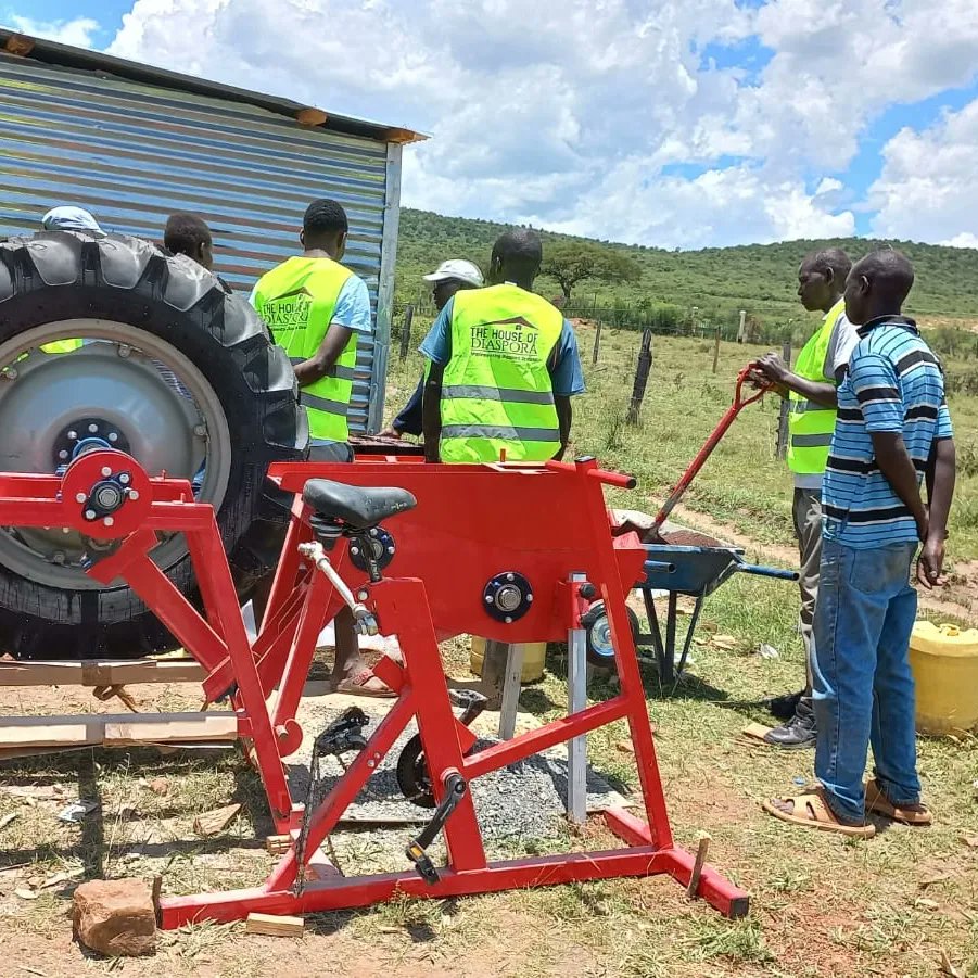 BuildworksS's tweet image. We have manual vibrating machines that can make 50+ quality concrete products without electricity or fuel. We also make manual crushing machines, manual sieving machines and manual cement mixers which are portable and durable upto 5 years guarantee on each machine.  #innovation