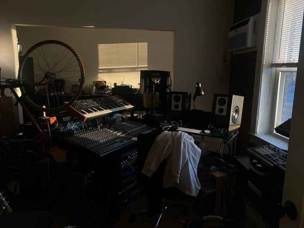 indynyles's tweet photo. My cluttered little sanctuary https://t.co/tHw5YDAoeY