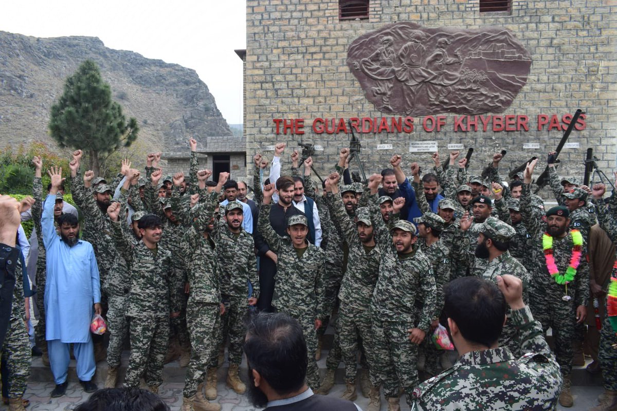 iShaheenAfridi's tweet photo. It was a treat to visit historical Khyber Mess in Landi Kotal today and I had an amazing day with the gallant troops of Frontier Corps North. 

We the nation, stand with our Armed forces. Pakistan Zindabad. https://t.co/YRQxkmP4DL