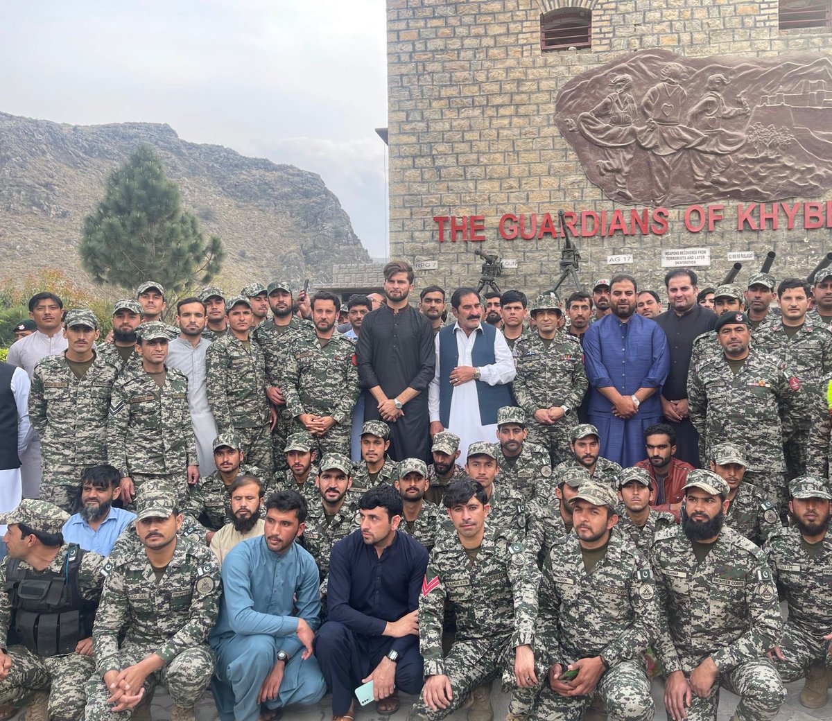 iShaheenAfridi's tweet photo. It was a treat to visit historical Khyber Mess in Landi Kotal today and I had an amazing day with the gallant troops of Frontier Corps North. 

We the nation, stand with our Armed forces. Pakistan Zindabad. https://t.co/YRQxkmP4DL