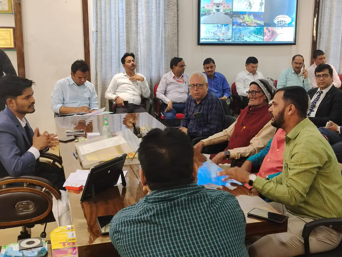 CFTUI2's tweet photo. #सीफटीयूआई संबद्ध फेरी पटरी ठेला व्यवसायी समिति वाराणसी उतर प्रदेश से जुड़े व्यवसायीयों में 21 मार्च 2023 दोपहर 12:00 बजे नगर निगम मुख्यालय पर प्रति दिन उत्पन्न हो रही समस्याओ से नगर निगम वाराणसी नगर आयुक्त श्रीमान् शीपु गिरी जी को ज्ञापन सौंपकर अवगत कराया ! 
@itucasiapacific https://t.co/m2y8hRFGVK