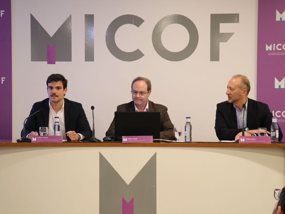 micofvlc's tweet photo. ✍️ Nuestro presidente, Jaime Giner, junto con el secretario, Vicente Colomer, ha firmado hoy el convenio de colaboración con Jesús Gómez, presidente de las sociedades #SOCFIC y #SEFyNC.
📍También hemos acogido su presentación con los vocales Álvaro Peláez y Vicente Brull. https://t.co/6IXokgHJhS