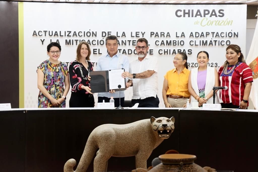 UKinMexico's tweet photo. 🌱 La semana pasada nuestro socio implementador @PoleaAC, junto a la Subdirectora de #UKPACT Beth Child, entregaron la propuesta de actualización de la Ley para la Adaptación y Mitigación ante el cambio climático en el Estado de Chiapas @ChiapasGobierno https://t.co/3LzaBnp4JH