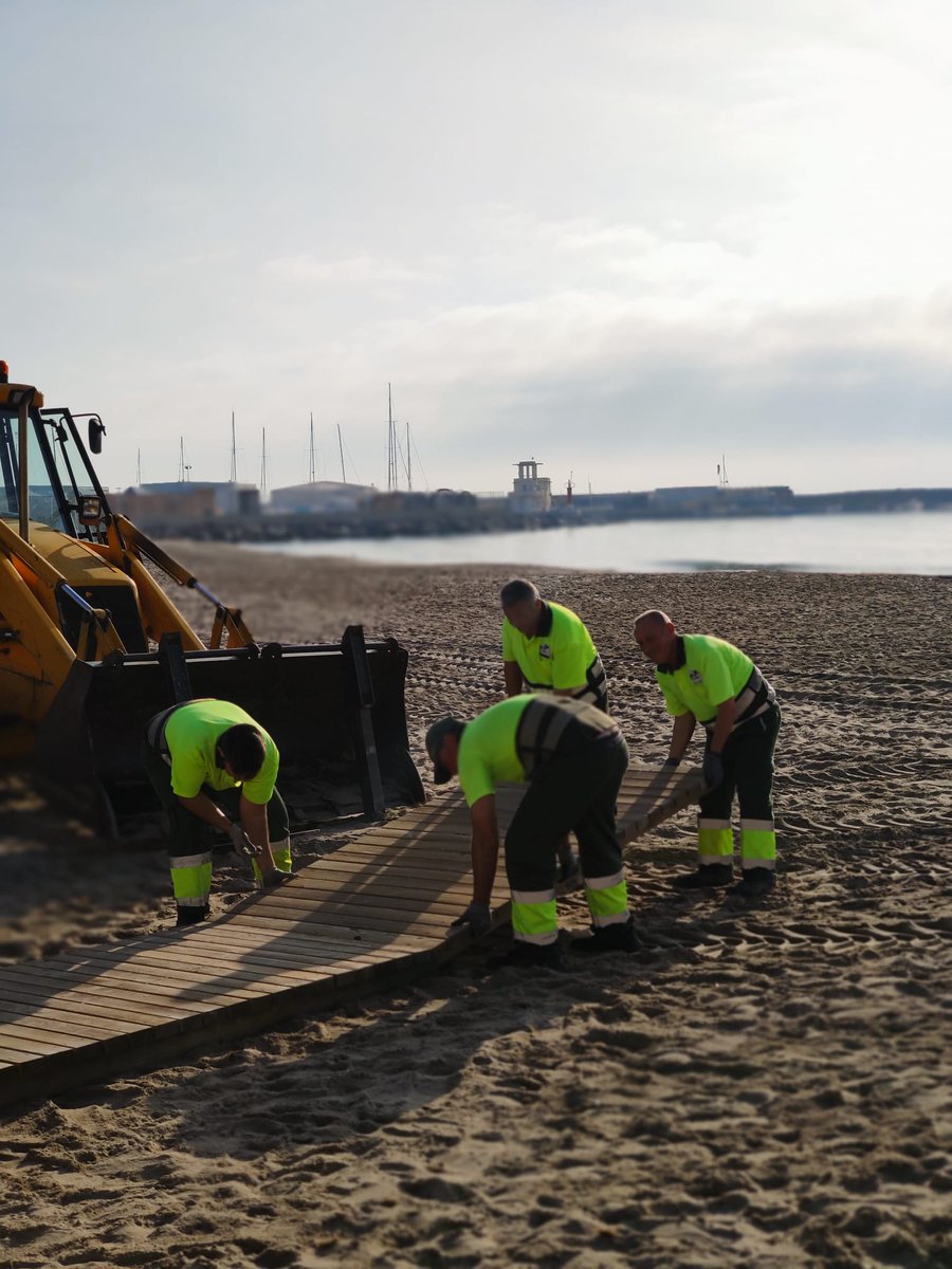 🏖  Los efectivos de <a href="/FCC_MA/">FCC Medio Ambiente</a> comienzan la instalación de pasarelas en las playas, de cara a la Semana Santa y la llegada del buen tiempo. 🌞