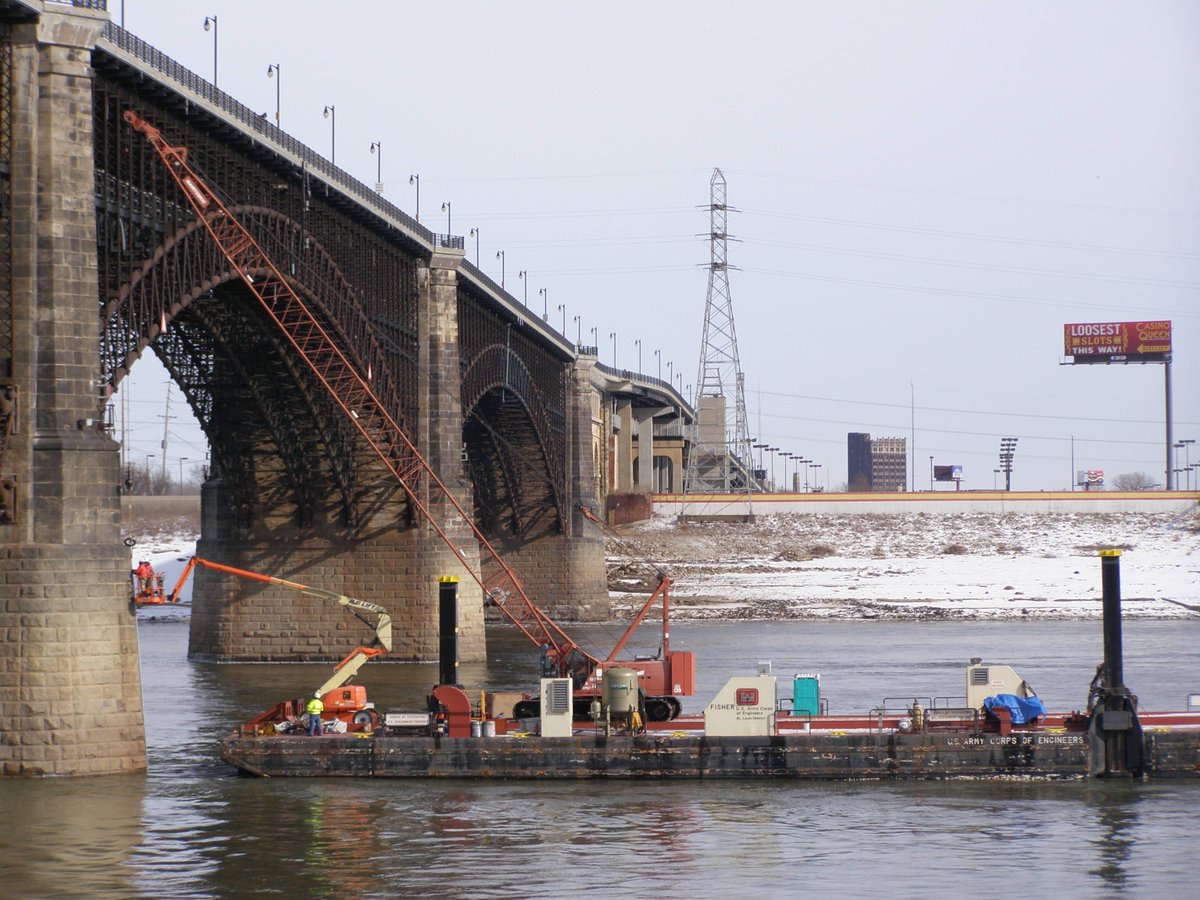 @USGS We work with many cooperators while collecting data. This barge is a US Army Corps of Engineers crew helping us work on the sensor line from the gage box, down the pier, into the river.

#usgs #gagegreatness

6/