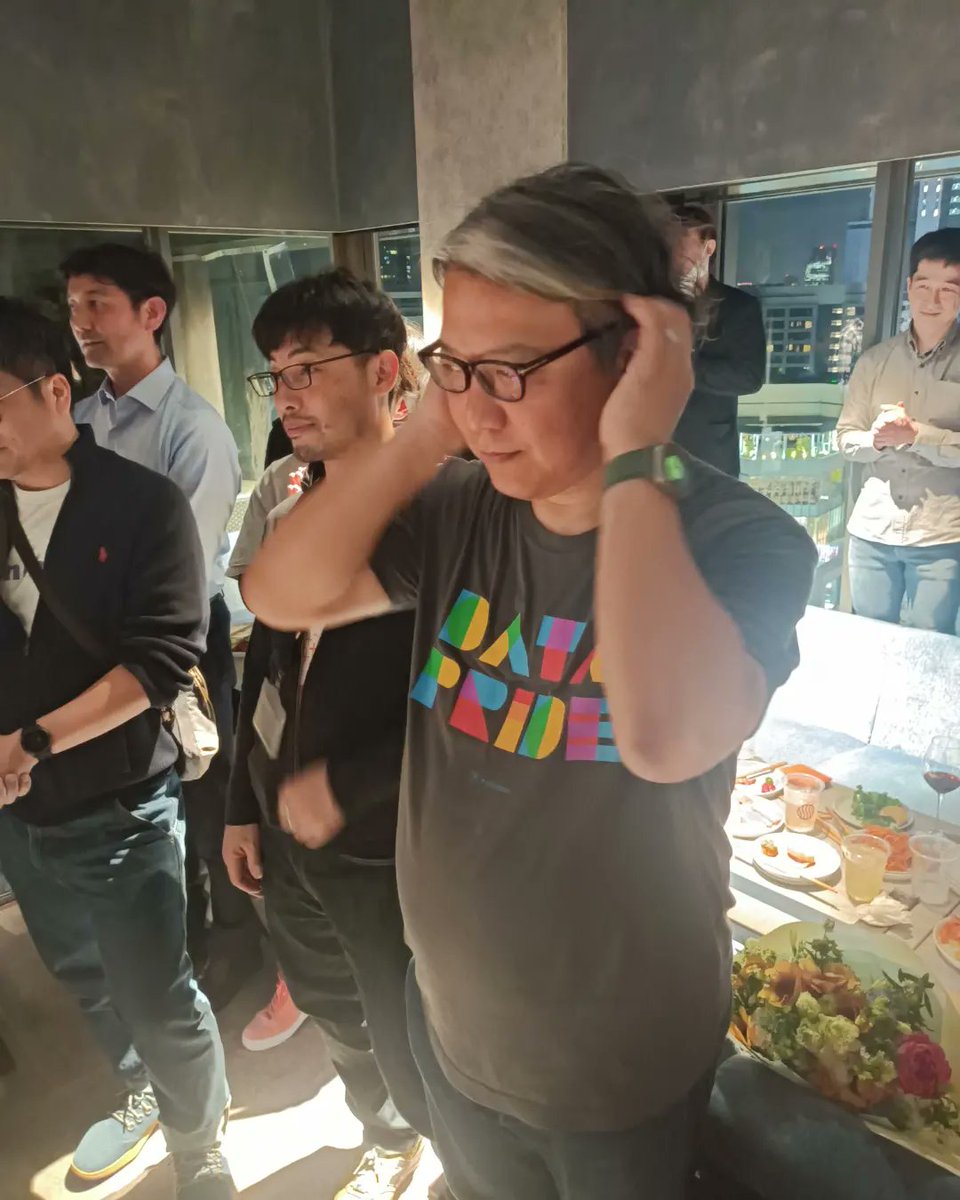 ksnjr24's tweet image. 豊さん　お疲れさまでした。最後はyojiさんが三本締め。幹事はレジェンドな皆様。また新しい景色を魅せてください #Tableau #DATAPRIDE