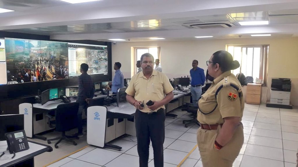PcrBikaner's tweet image. पुलिस अधीक्षक महोदया तेजस्वनी गौतम द्वारा नव वर्ष पर धर्म यात्रा का अभय कमांड एंड कंट्रोल सेंटर से जायजा लिया गया !
@Bikaner_Police @IgpBikaner