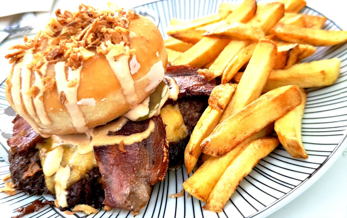 oso150606x's tweet image. Ir a comer a la hamburguesería donde el trato es top y pruebas esta obra de arte no tiene precio 💯.
@cometerrores trato inmejorable, que precios en la cerveza y las hamburguesas son de escándalo 🔥🔥.