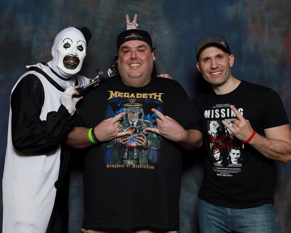 AndJustin4All's tweet photo. I legit smiled for 10 minutes straight after this photo was taken. One of my all time favorite photo ops! 🤡🪚

#DamienLeone #Art #ArtTheClown #DavidHowardThornton #The9thCircle #AllHallowsEve #Terrifier #Terrifier2 #Horror #HorrorMovies #HorrorRealm https://t.co/sqZtWFTEaf