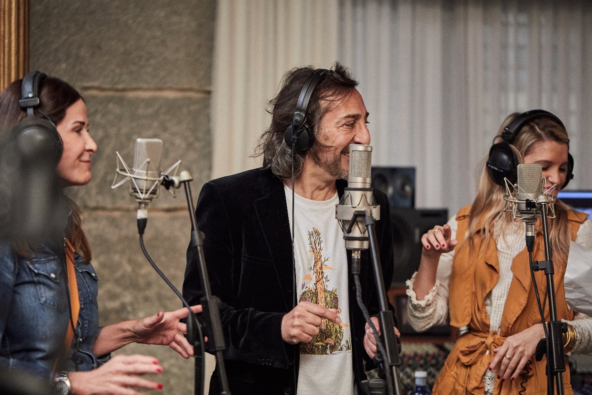 Antonio Carmona (@acarmonaoficial) on Twitter photo El otro día fuimos al estudio e hicimos cantar a los periodistas el estribillo de MENCANTA en la presentación del nuevo #CitroënC5x 👏 Mis amigos de <a href="/CitroenEspana/">Citroën España</a> El otro día fuimos al estudio e hicimos cantar a los periodistas el estribillo de MENCANTA en la presentación del nuevo #CitroënC5x 👏 Mis amigos de <a href="/CitroenEspana/">Citroën España</a>