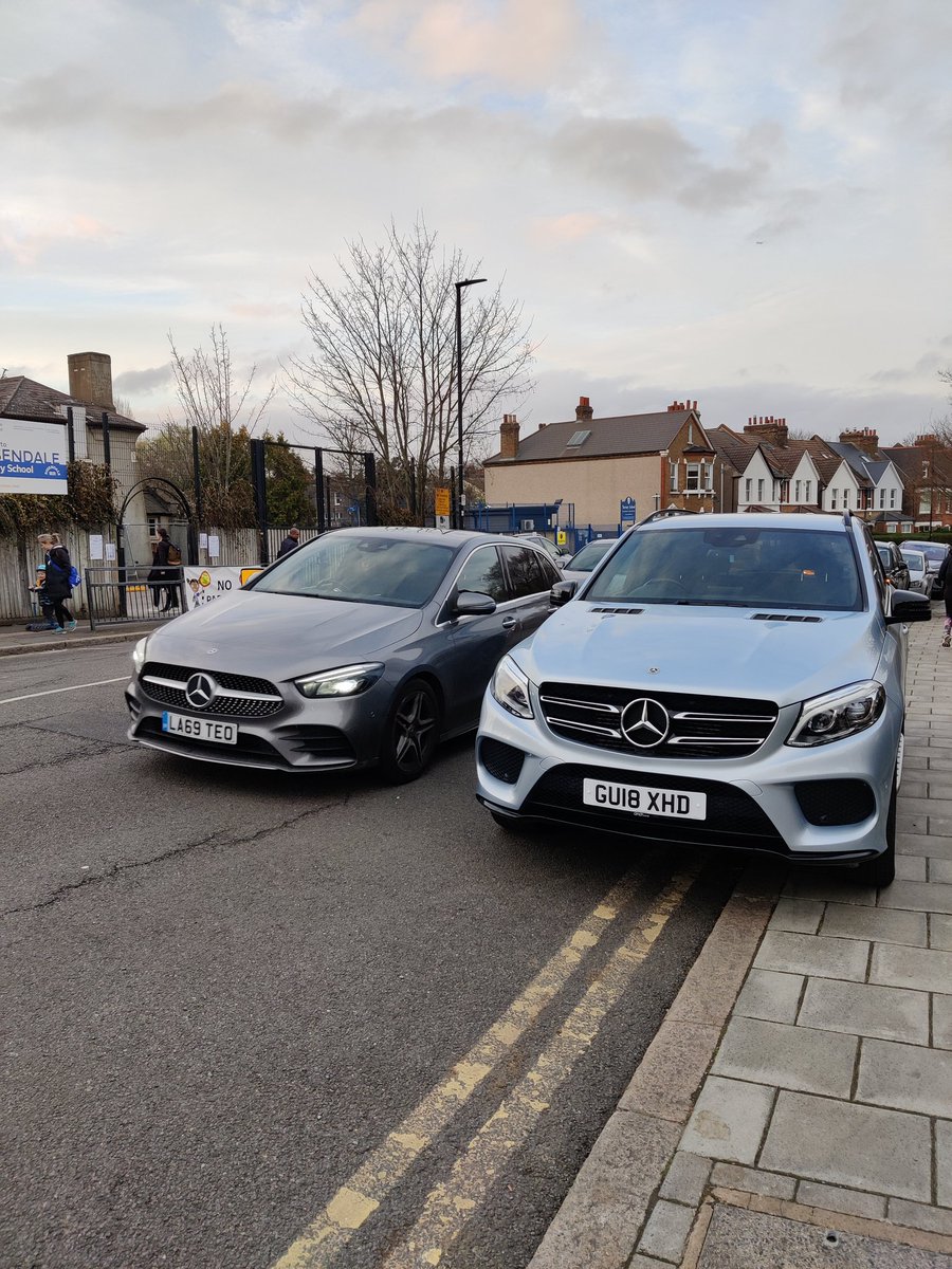 JonRippon's tweet photo. @lambeth_council outside Rosedale Primary School 22/03 17:58 pm 

This is not acceptable parking. on a double yellow and obstructing the pathway GU18 XHD https://t.co/f4Yt6ijc74