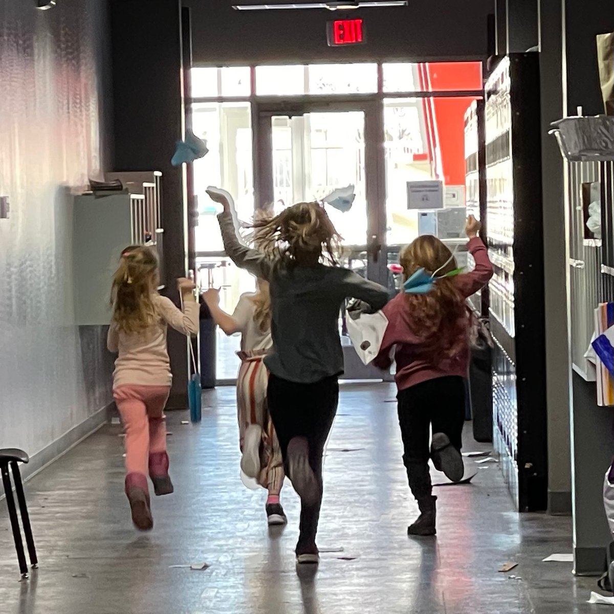 BASISFlagstaff's tweet photo. Students are having a great time in International Crafts and Snacks! Last week they visited New Zealand and tried manuka honey and vegemite crackers, then made bird kites. #yetisrule #flyakite https://t.co/Xp0QmXPWUF