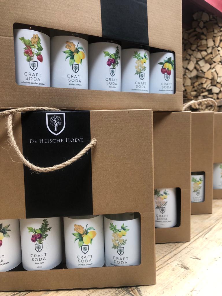 Nieuw uit het limonadefabriekje van de Heische Hoeve: pakketjes craft soda's van eigen boerderij. Van huisgemaakte siropen en afgevuld in onze eigen bottelarij. Smaken: rabarber-aardbei-gember, gember-citroen, kers-tijm, vlierbloesem-munt-citroen &amp; framboos-citroen-ijsthee.