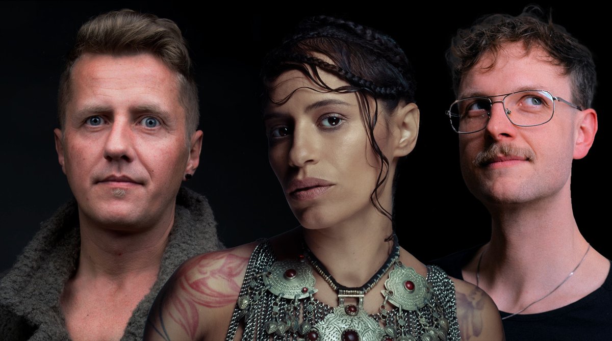 Wow, hi! 🎻
We are ANDREAS HENNEBERG, JOYCE MUNIZ and ALEC TRONIQ. Together with the legendary DEUTSCHES FILMORCHESTER BABELSBERG and Stixonspeed we'll play our own compositions on 5th May 2023 at the NIKOLAISAAL POTSDAM. 
Because Synth Happens! 

Tickets: nikolaisaal.de/programm/veran…