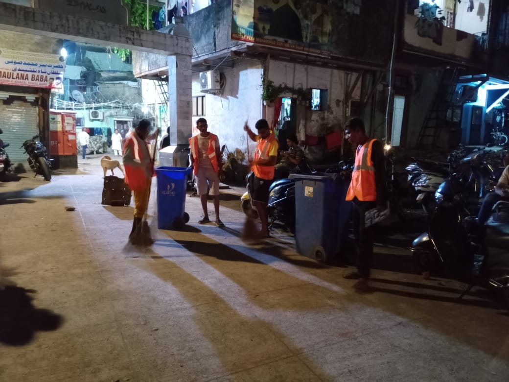rajarahebarkhan's tweet photo. From yesterday arranged for Ramzam bmc swm dept labours to sweep the roads of Bandra west in the late evenings so that all extra garbage and waste generated in evening after breaking of fast is cleaned due to which pedestrians n others residents don't face unhygienic conditions. https://t.co/3pjcdeFLYQ