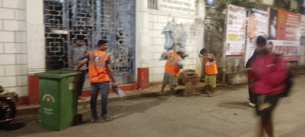 rajarahebarkhan's tweet photo. From yesterday arranged for Ramzam bmc swm dept labours to sweep the roads of Bandra west in the late evenings so that all extra garbage and waste generated in evening after breaking of fast is cleaned due to which pedestrians n others residents don't face unhygienic conditions. https://t.co/3pjcdeFLYQ