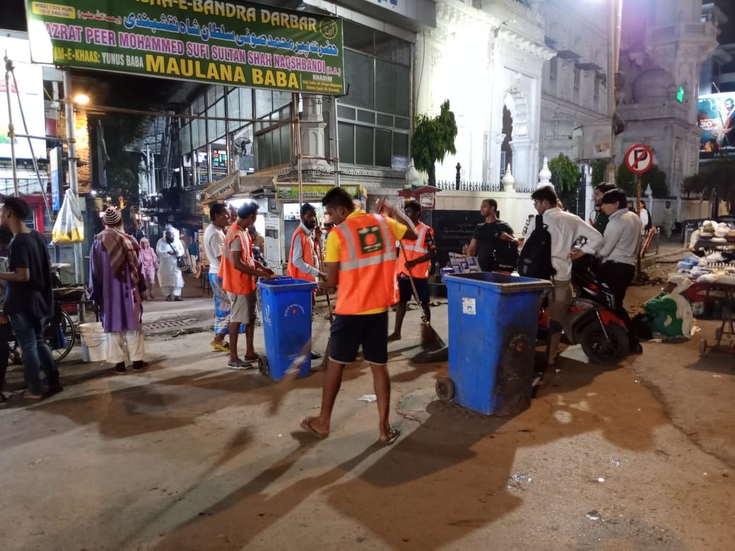 rajarahebarkhan's tweet photo. From yesterday arranged for Ramzam bmc swm dept labours to sweep the roads of Bandra west in the late evenings so that all extra garbage and waste generated in evening after breaking of fast is cleaned due to which pedestrians n others residents don't face unhygienic conditions. https://t.co/3pjcdeFLYQ