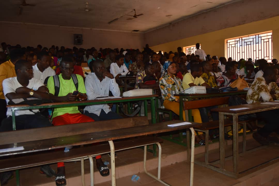 TournonsLaPage's tweet photo. #Guinée🇬🇳 : Retour en images📸du panel organisé par @TlpGuinee aujourd'hui dans le cadre de la Campagne Citoyenne pour la #Limitation2Mandats. Avec la participation de plusieurs jeunes, cette rencontre a été une véritable succès ! 
#ÇaSuffitLesMandatsDePlus #Tournonslapage https://t.co/F8AA8s0CWd
