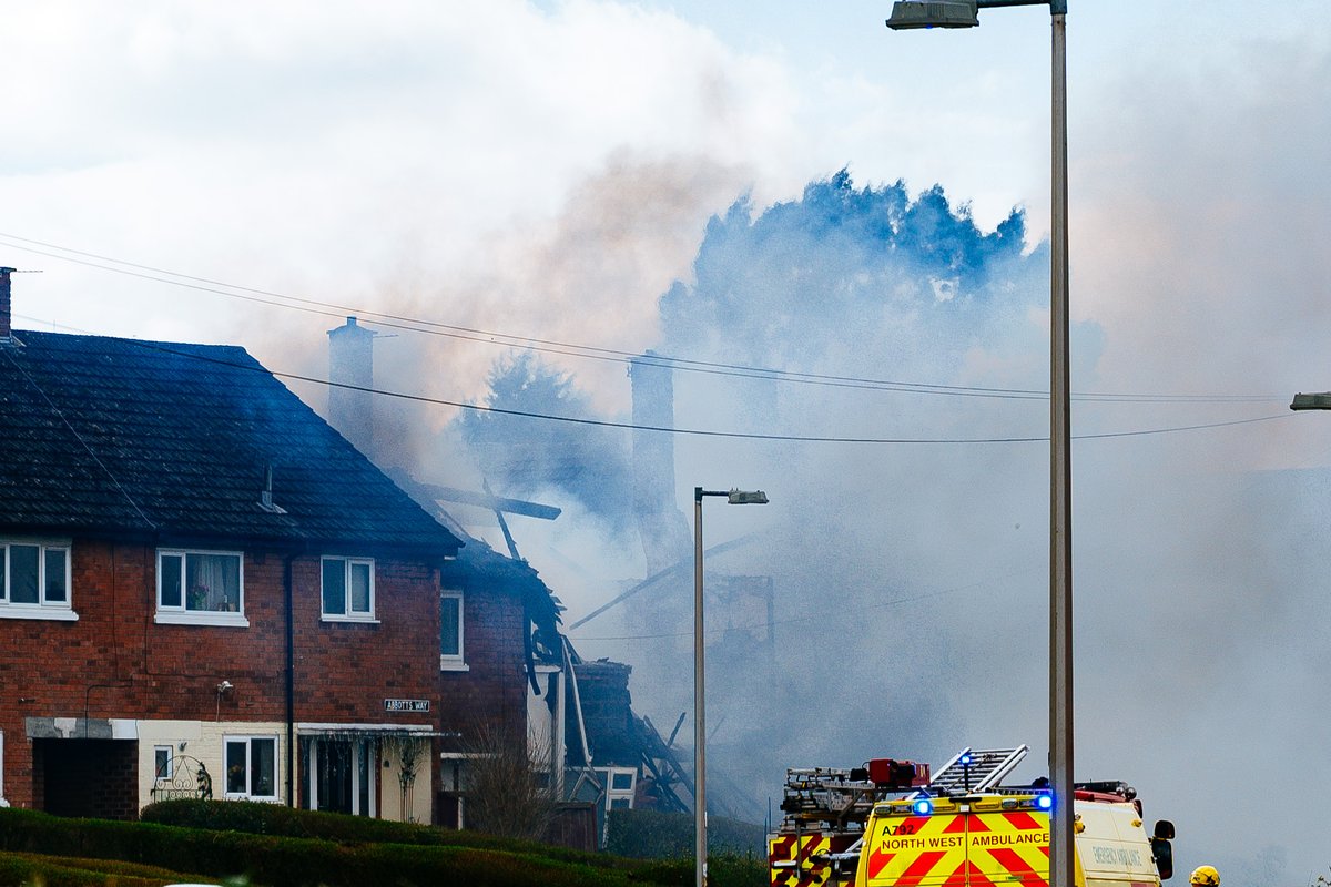 LIVE: Paramedics are treating six casualties at the scene of a blaze involving three homes in #Winsford - pic from <a href="/CheshireFire/">Cheshire Fire and Rescue Service</a>
northwichguardian.co.uk/news/23404797.…