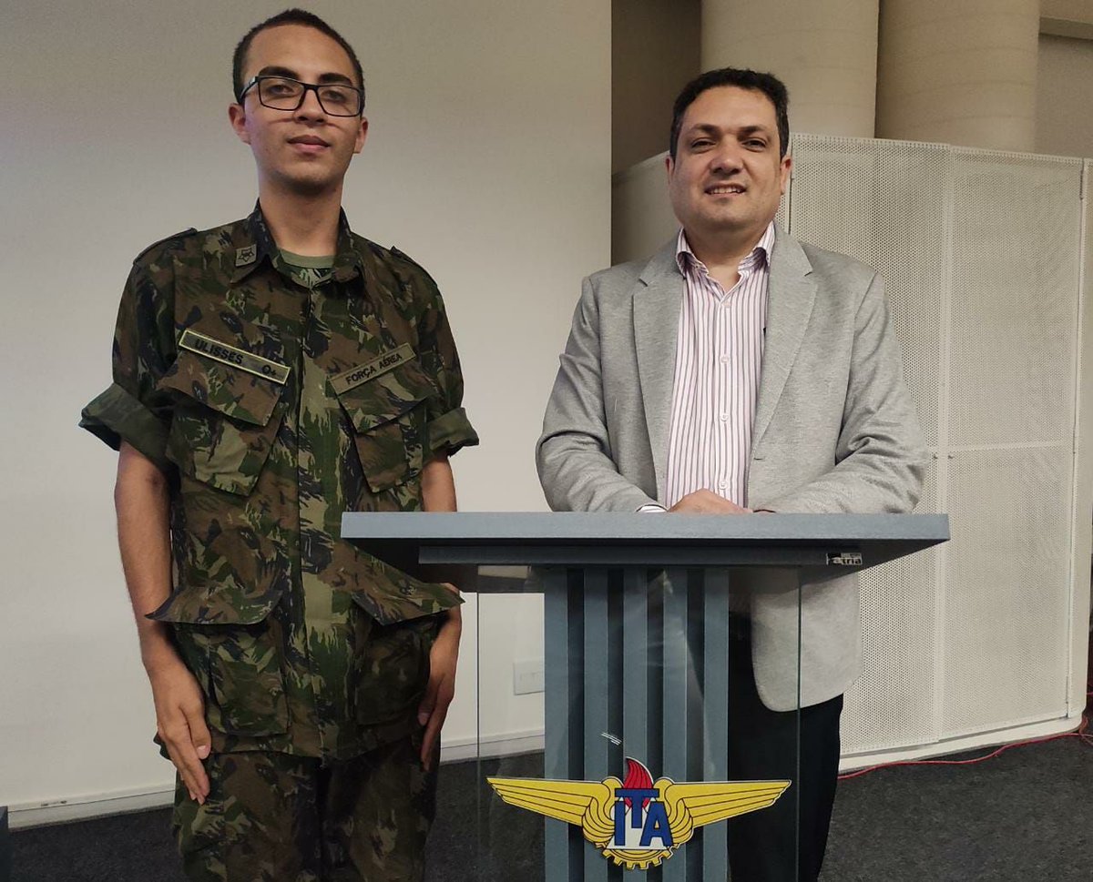 Prof_AndersonC's tweet photo. Conheci hoje pessoalmente o baiano Pedro Ulisses, que foi estudar no Ceará e aprovado em primeiro lugar geral no vestibular do ITA de 2023.

Antes de entrar no ITA foi medalhista na Olimpíada Européia de Física. Sim, não é só no futebol que o Brasileiro se destaca na Europa!!! https://t.co/eR6b7A2Kte