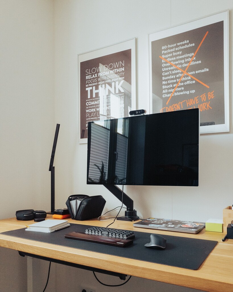 The desks I see here on Instagram are usually either very tidy, or messy. Maybe too clean to be an actual workspace. Yet for me it works better to have a somewhat clear desk. It provides me more focus on the screen.
I do like to have a notebook and pen, … instagr.am/p/CqGGuugoX70/
