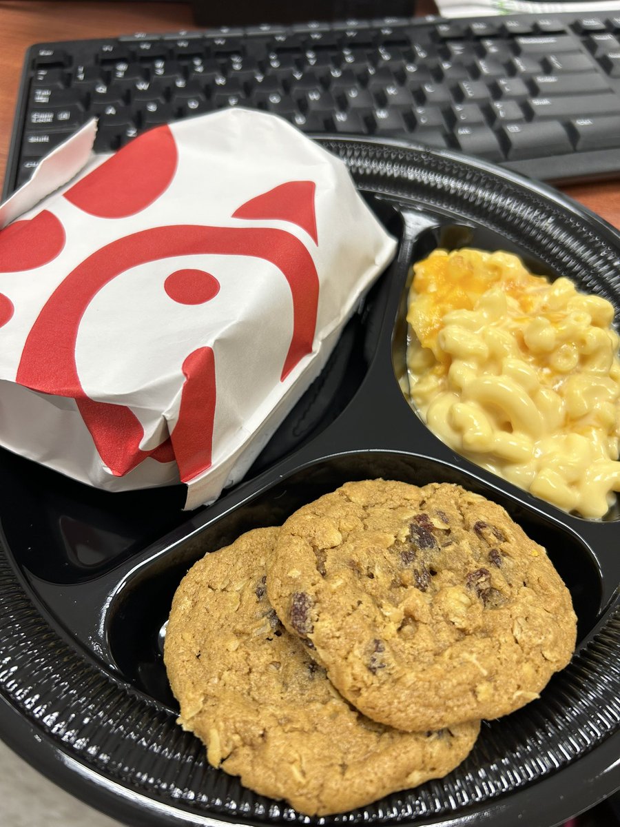 The way to a teacher’s heart is definitely through her stomach. Thanks for spoiling us AGAIN <a href="/TurpinPto/">Turpin PTO</a>   You are the best!