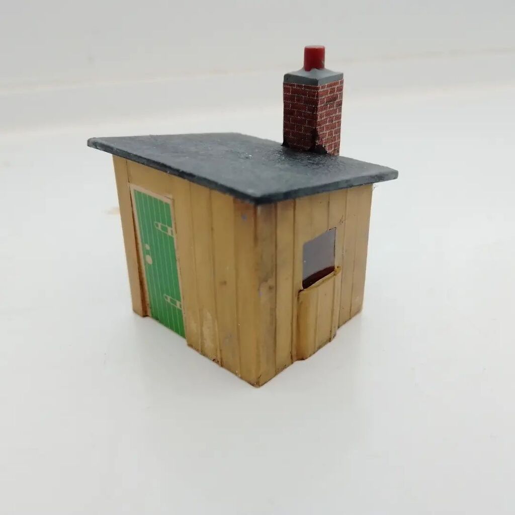 The basic naff little Hornby Hut, turned into something quite nice. A bit of paint, a black wash and some brick paper and it's nice enough for anyone's layout. You can pick them up for a few pence so a nice budget addition instagr.am/p/CqGJtBgo_1D/