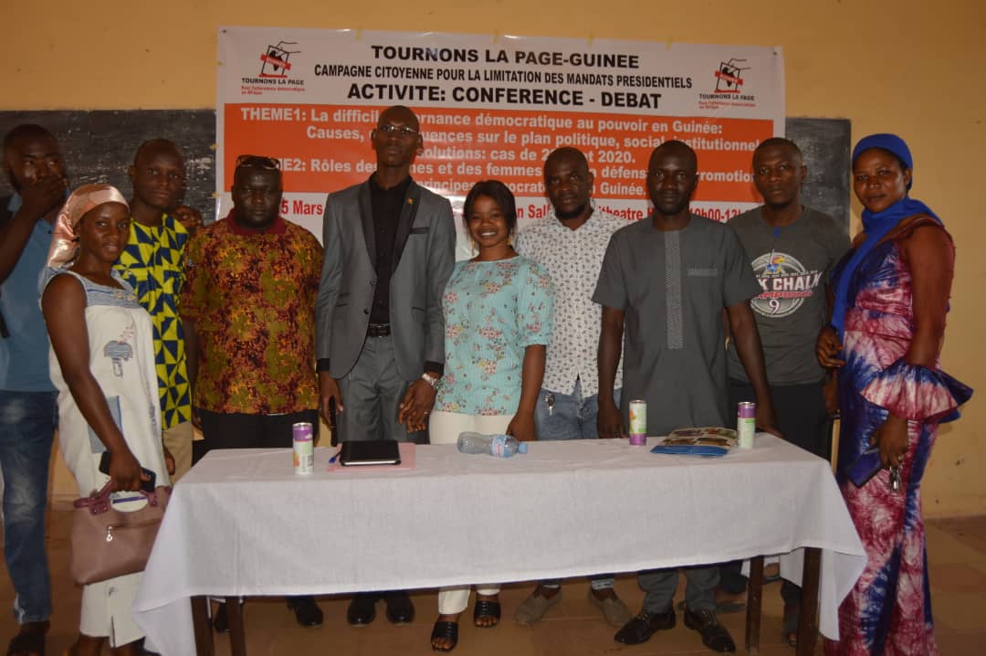 TournonsLaPage's tweet photo. #Guinée🇬🇳 : Retour en images📸du panel organisé par @TlpGuinee aujourd'hui dans le cadre de la Campagne Citoyenne pour la #Limitation2Mandats. Avec la participation de plusieurs jeunes, cette rencontre a été une véritable succès ! 
#ÇaSuffitLesMandatsDePlus #Tournonslapage https://t.co/F8AA8s0CWd