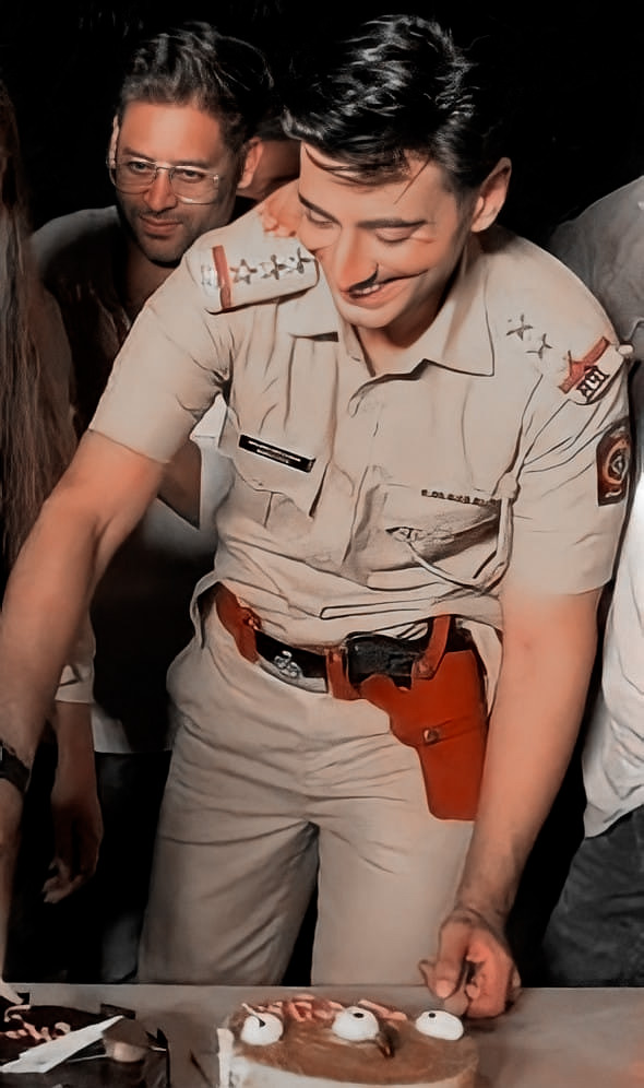 riya_sorte's tweet photo. Behind Kvians smile , there's a story because kayvee's
ACTION IS BACK 
#HunterOnAmazonminiTV #HunterTNT #Hunter #KaranvirSharma #KaranvirSharma𓇼 
KV AS INSPECTOR SAJID IN HUNTER https://t.co/HUDCpq1gLO