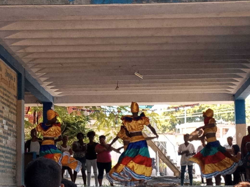 En el marco de las elecciones de Diputados a la Asamblea Nacional del Poder Popular recibimos en nuestro centro al Grupo Mascara de Caoba y al Ballet Folclórico de Oriente. <a href="/RaulSamon/">Raúl Samón Soto</a> <a href="/dpestgo/">DGE Santiago de Cuba</a> <a href="/DianaGisellMar1/">Diana Gisell Márquez Fabré</a> <a href="/colas_nelvis/">Nelvis Colas Lamarque</a> <a href="/AdolisVelazquez/">Adolis Bonne Velazquez</a>