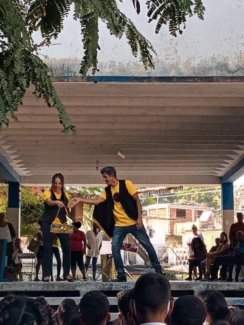 SBAlbertoFerna1's tweet photo. En el marco de las elecciones de Diputados a la Asamblea Nacional del Poder Popular recibimos en nuestro centro al Grupo Mascara de Caoba y al Ballet Folclórico de Oriente. @RaulSamon @dpestgo @DianaGisellMar1 @colas_nelvis @AdolisVelazquez https://t.co/o85qoDcJiY