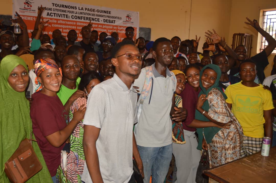 TournonsLaPage's tweet photo. #Guinée🇬🇳 : Retour en images📸du panel organisé par @TlpGuinee aujourd'hui dans le cadre de la Campagne Citoyenne pour la #Limitation2Mandats. Avec la participation de plusieurs jeunes, cette rencontre a été une véritable succès ! 
#ÇaSuffitLesMandatsDePlus #Tournonslapage https://t.co/F8AA8s0CWd