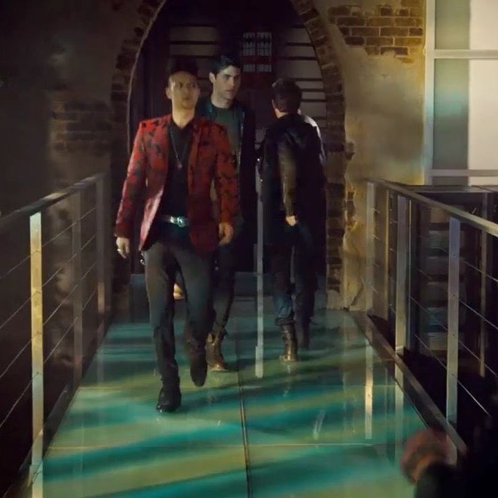 CraziestCupcake's tweet photo. Honestly, it's a crime that this jacket didn't get more screen time. https://t.co/QXTW38dfO4