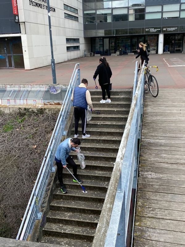 IAEAngers's tweet photo. Aujourd’hui, les étudiants de la L3 MI #IAEAngers ont organisé une Clean walk autour de l'école. Grâce à cette mobilisation soutenue par la Commission des personnels @UnivAngers, 107,5kg de déchets ont été ramassés !
🌍🗑️💪
#UAresponsable #espritIAE #environnement https://t.co/3bx995AmTq