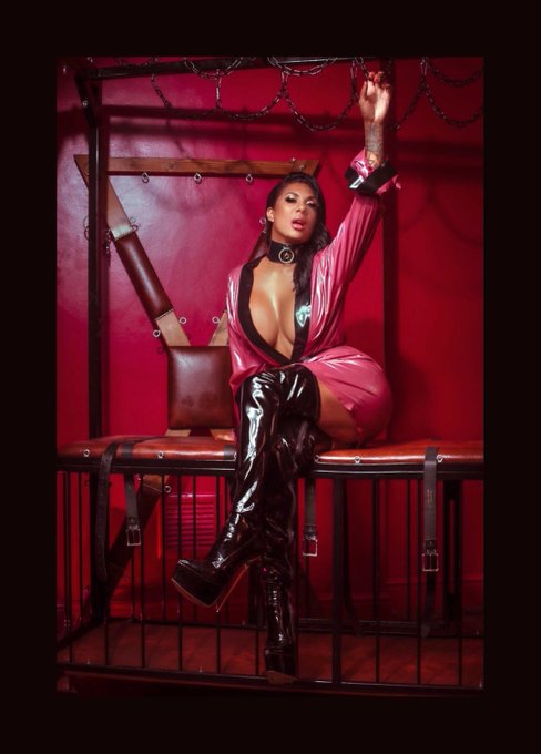 🗣️: Mistress what do you like, how can I please you?

👸🏾: I like foot worship, anal training, caning(