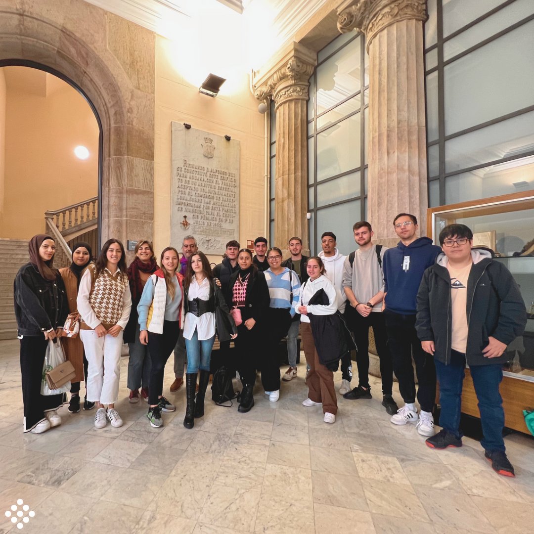 Hoy junto al curso de Grado Superior de Comercio Internacional del <a href="/IMontserratRoig/">INS Montserrat Roig</a>, tuvimos una interesante visita guiada al Puerto y Aduana de Barcelona. L@s alumn@s también pudieron visitar las instalaciones del Puesto de Inspección Fronterizo(PIF) y Terminal #BEST.