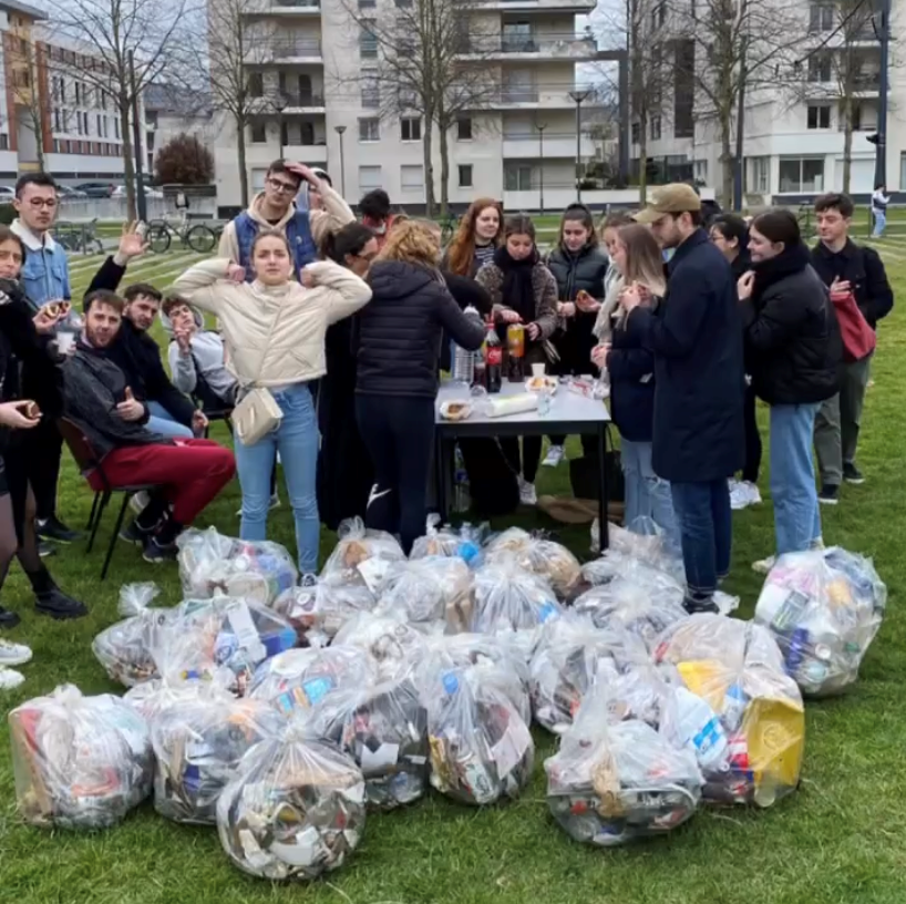 IAEAngers's tweet photo. Aujourd’hui, les étudiants de la L3 MI #IAEAngers ont organisé une Clean walk autour de l'école. Grâce à cette mobilisation soutenue par la Commission des personnels @UnivAngers, 107,5kg de déchets ont été ramassés !
🌍🗑️💪
#UAresponsable #espritIAE #environnement https://t.co/3bx995AmTq