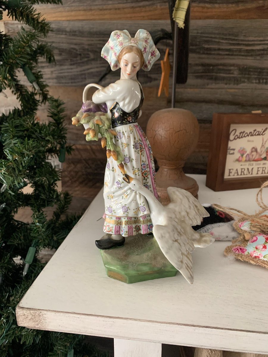 megrojahn's tweet photo. Anyone have experience with #makersmarks? Looking to identify this piece bought in Germany during the 40’s/50’s. #antique #porcelain https://t.co/ZLpWsMYVMy
