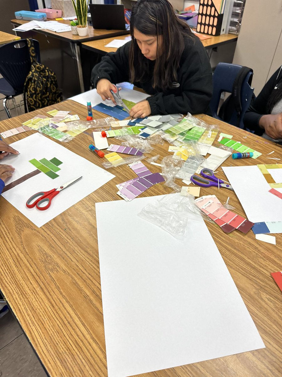 We are measuring and cutting and doing all the things in the art room today.  These @WoodlandVoice1 smart kids.  We are #learning today!! @FultonCoSchools #fultonartstrong #fcs #artsfcs #artsedga