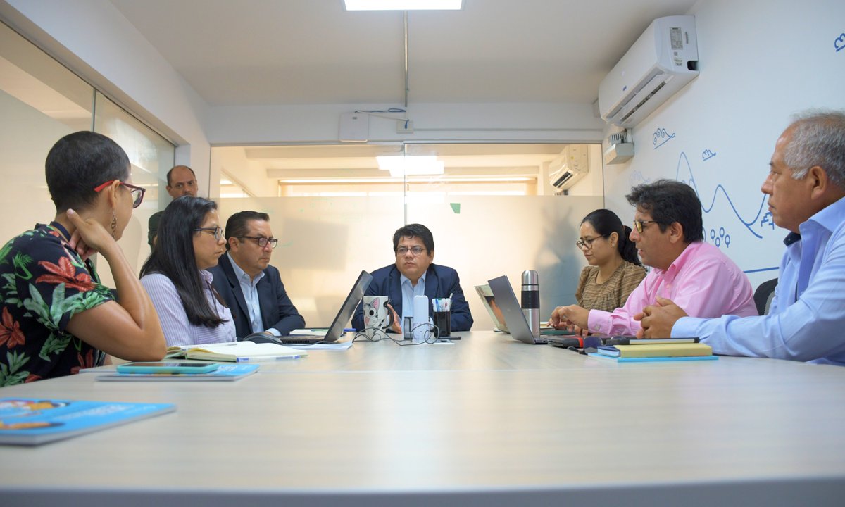 sunassperu's tweet photo. 📌Presidente ejecutivo de la #Sunass, Mauro Gutiérrez, se reunió con especialistas en economía y temas de saneamiento, a fin de informarles sobre las acciones que viene realizando el regulador para contribuir en el cierre de la brecha de calidad de los servicios de #saneamiento. https://t.co/3BTR393JPh