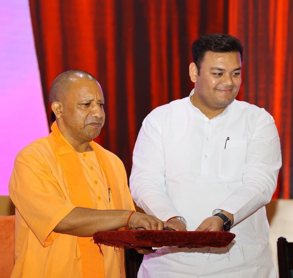 भीषण आर्थिक तंगी और अवसाद में जो निर्दोष शिक्षक रोज-रोज गुजर रहें हैं, उनका जो भी हक़ बनता है उसे आगे बढ़कर दे दीजिए.

इस नेक काम के लिए किसी का इंतजार मत कीजिये.

शिक्षामित्रों ने शिक्षा जगत को अपना सबकुछ अर्पित कर दिया है. उनके साथ न्याय हो.

योगी जी आपसे यही प्रार्थना है.
🙏