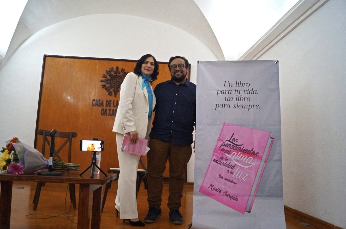 HolaPublishing's tweet photo. Marité Jarquín presentó "Los pensamientos de mi alma, de la oscuridad a la luz: Sólo amándome" en la sala Arcelia Yañiz de la Casa de la Cultura Oaxaqueña. El evento contó con la presencia de amigos y familiares de la autora. Entrevista completa en: https://t.co/rFLX6d8nKV https://t.co/w8xL7Eqi4O