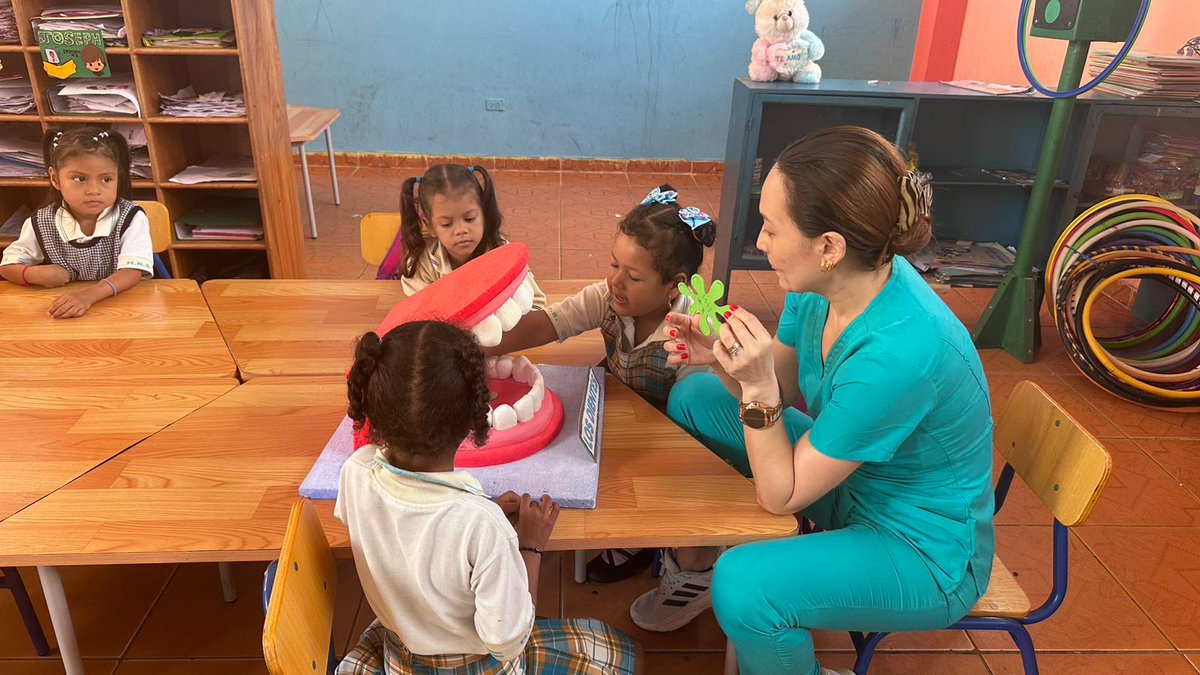 Salud_Napo's tweet photo. #Orellana | Odontóloga del Centro de Salud Coca II de @Salud_Ec, brinda charla sobre higiene y cuidado dental a niños de la Unidad Educativa Medardo Ángel Silva del barrio Ñukanchi Wasi, destacado la importancia de visitar al odontólogo mínimo dos veces al año.
#CruzadaPorLaSalud https://t.co/3JaDcGdGFg