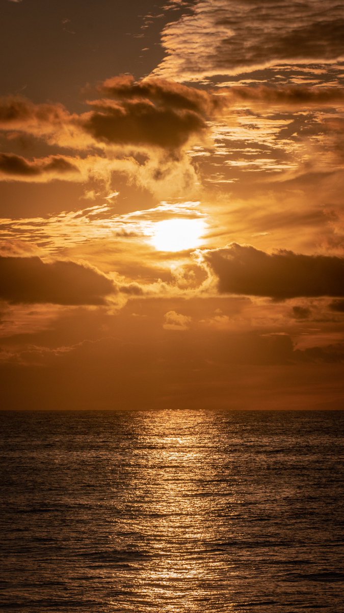 Chrisbagna's tweet photo. Amanecer de la Ostia 
GM https://t.co/7FgNdfnZkE