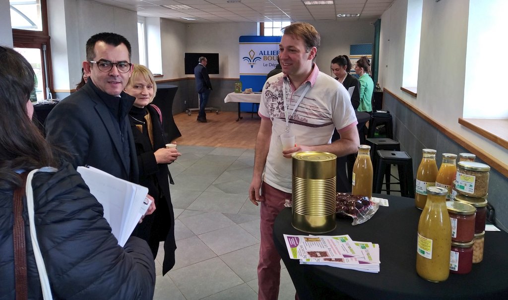 claude_riboulet's tweet photo. 🥚🧀🥣Forum #agrilocal à Louroux-de-Beaune, organisé par le @Allierdpt, pour mettre en contact les professionnels de la restauration scolaire, notamment les cuisiniers des collèges, et les producteurs locaux #bourbonnais. Merci au Maire M. Jaligot pour l'accueil de cet événement https://t.co/G5gJFU3JEO