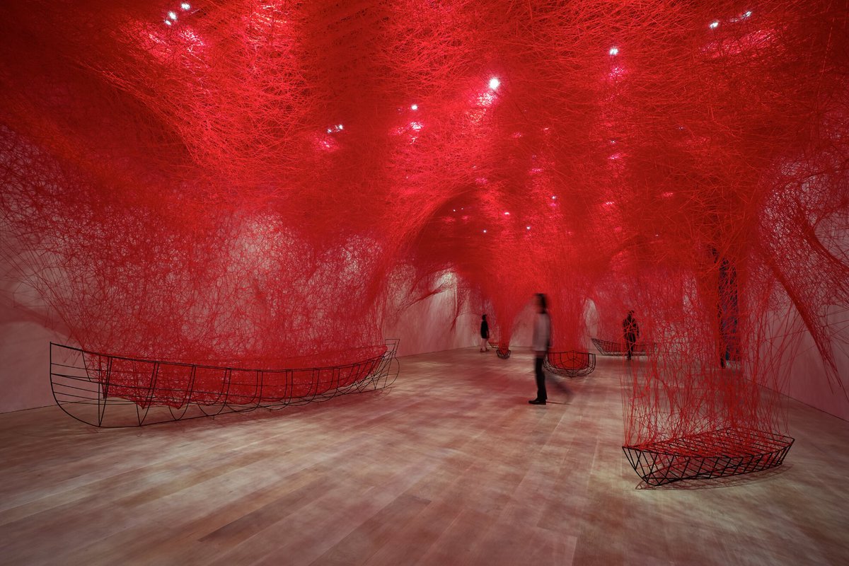 mxogyny's tweet image. Chiharu Shiota🔴⚪⚫

Installations of interlocking strands of wool thread in white, red, or black, create sprawling installations symbolising the connection between humanity and the universe. 

#Mxogyny #ChiharuShiota #ArtistSpotlight 
📷 Sunhi Mang &amp;amp; Jeff Eden